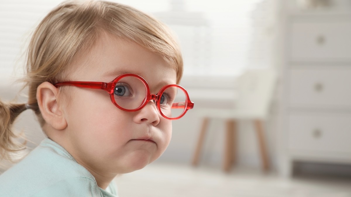 Como identificar se o bebê precisa de óculos?
