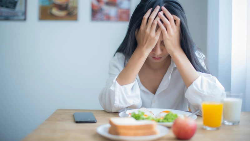 Medo de engolir: entenda o que é e como tratar a fagofobia