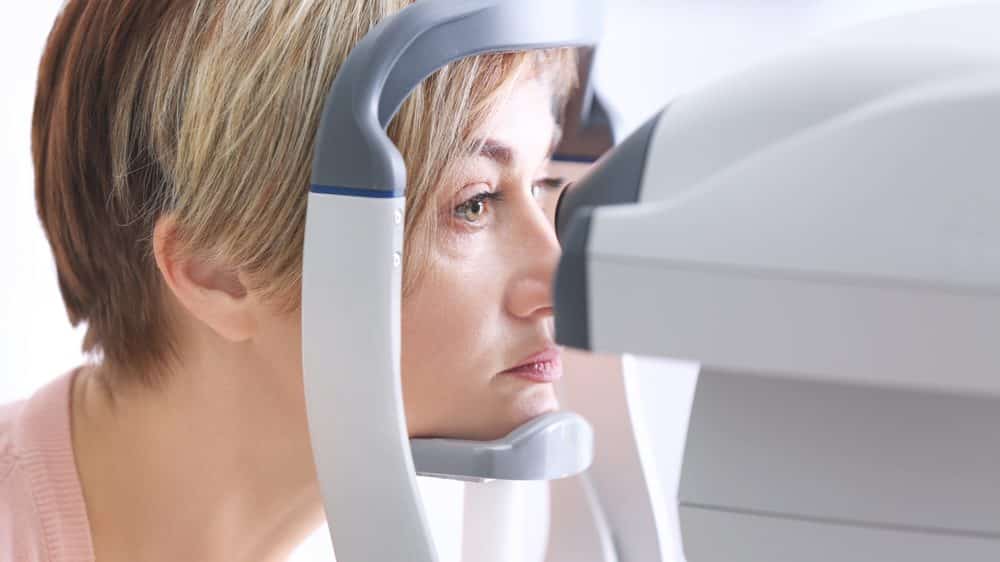 Mulher mede pressão intraocular para verificar diagnóstico de glaucoma