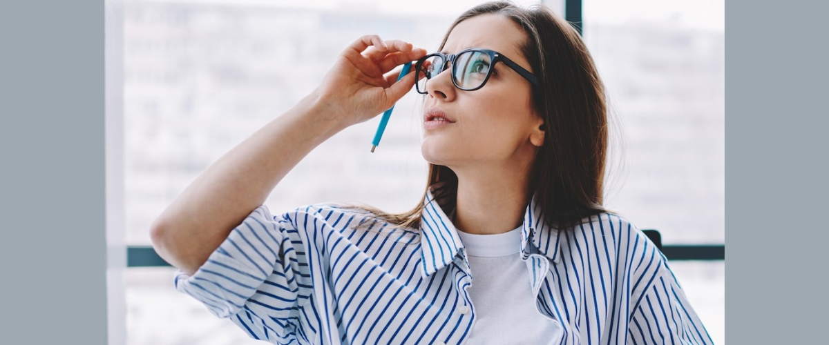 Manchas que parecem flutuar nos olhos são comuns com o envelhecimento, mas em alguns casos requerem atenção médica. Leia mais...